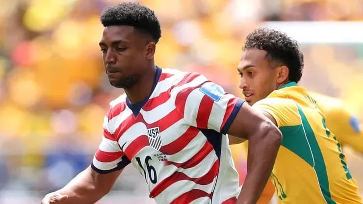 Jugador de Estados Unidos driblando a oponente australiano Jugador de Estados Unidos driblando a oponente australiano