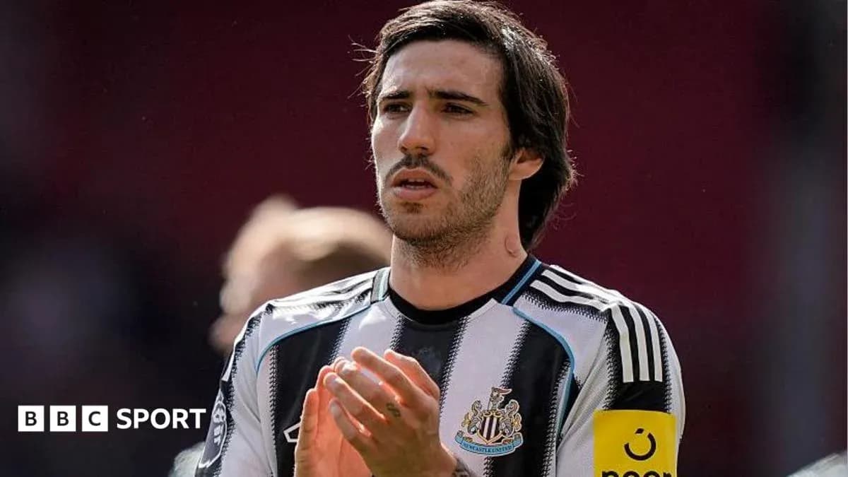 Jugador aplaudiendo durante el partido con camiseta de Newcastle Jugador aplaudiendo durante el partido con camiseta de Newcastle