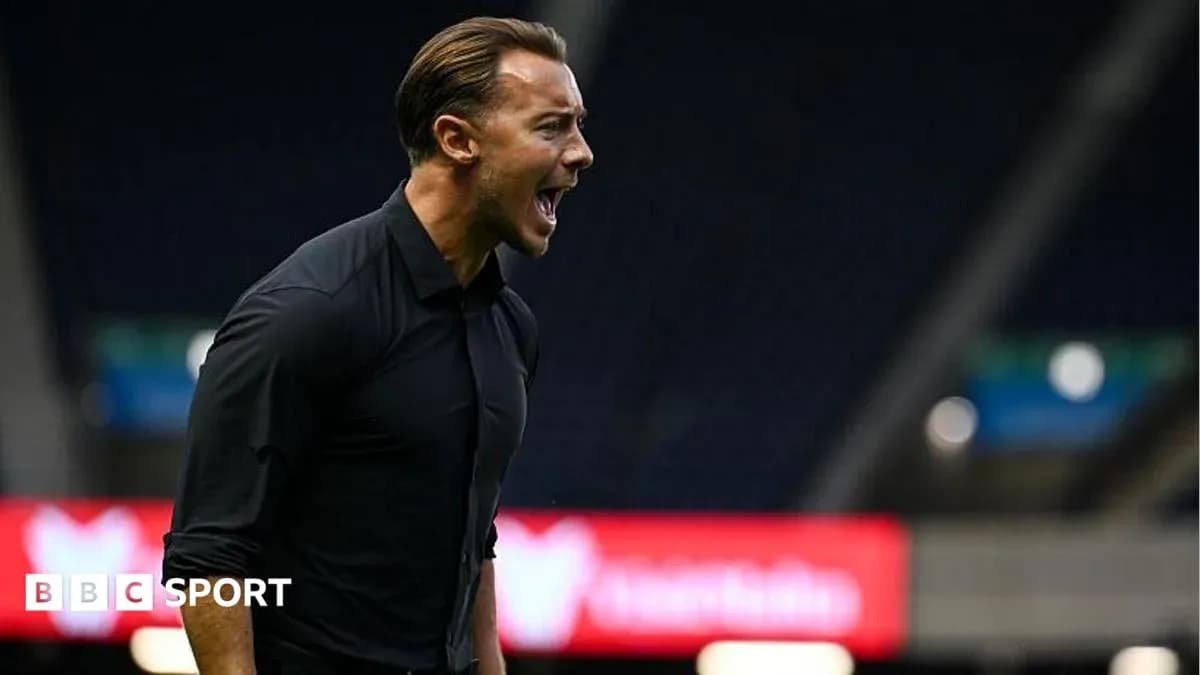 Entrenador gritando durante un partido de fútbol Entrenador gritando durante un partido de fútbol