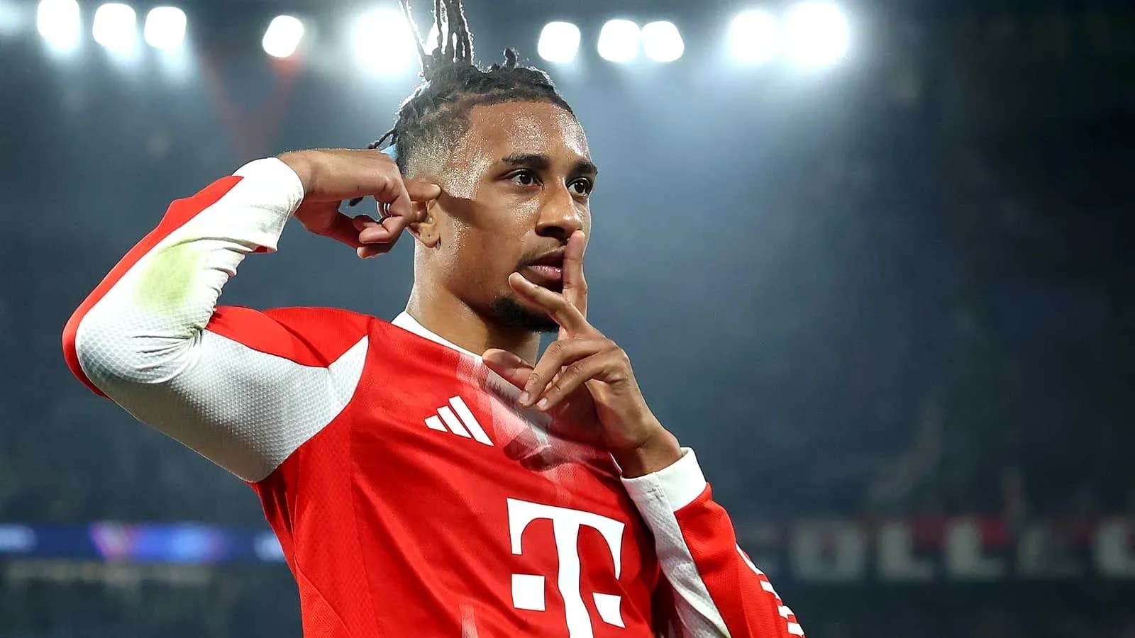 Jugador de Bayern Múnich haciendo gesto de silencio Jugador de Bayern Múnich haciendo gesto de silencio