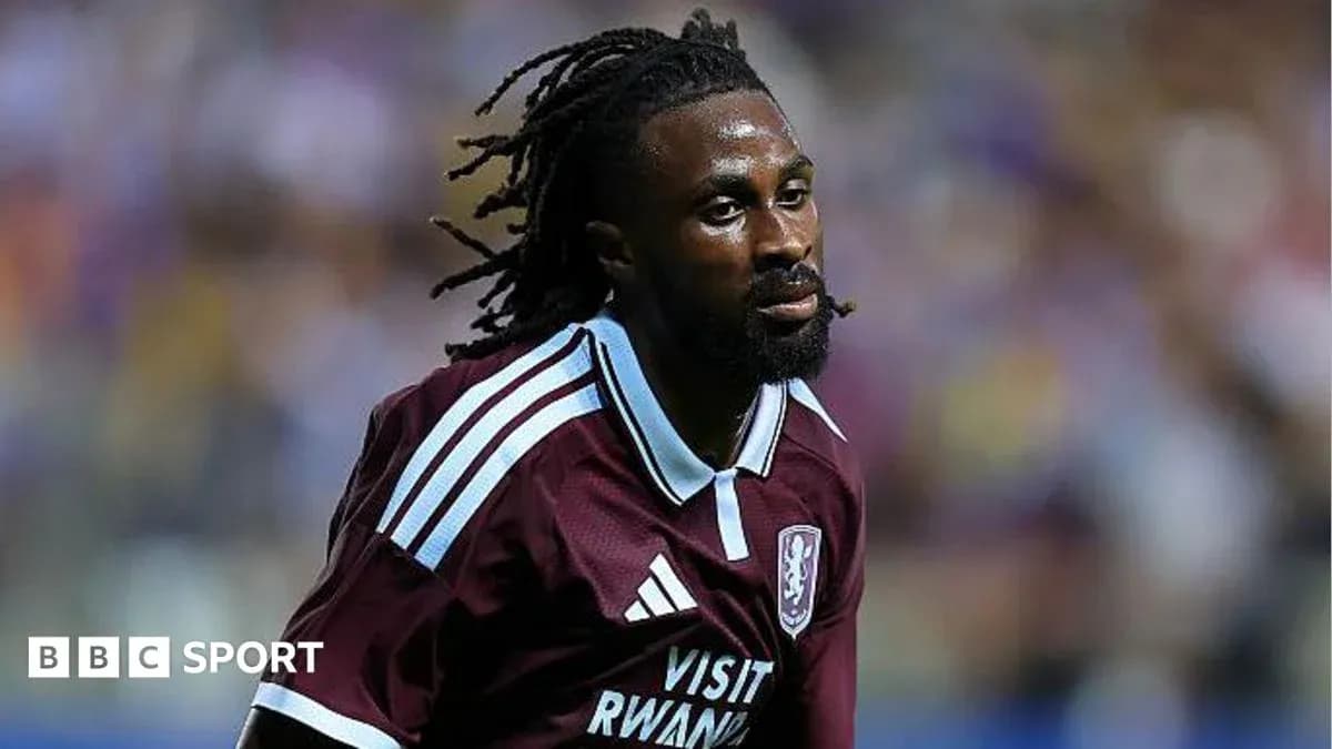 Jugador con camiseta de Aston Villa en acción Jugador con camiseta de Aston Villa en acción