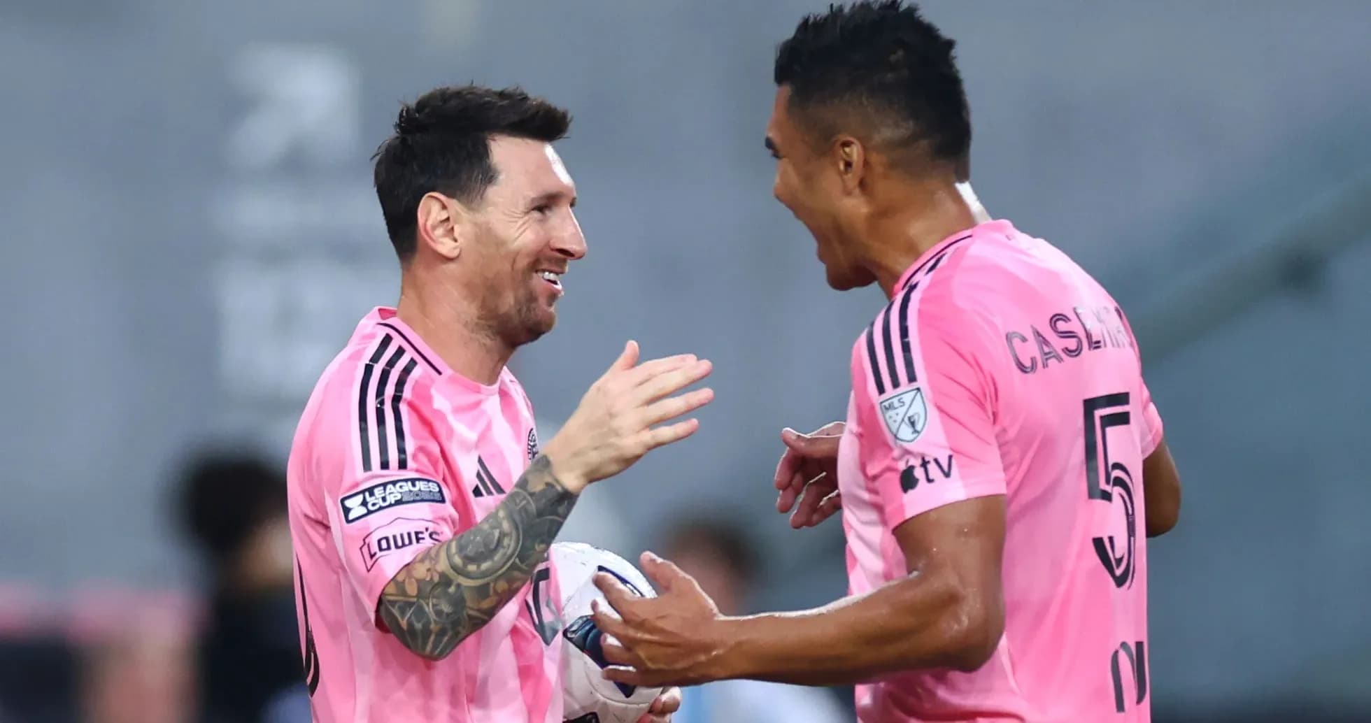 Lionel Messi y Casemiro celebrando en partido Lionel Messi y Casemiro celebrando en partido