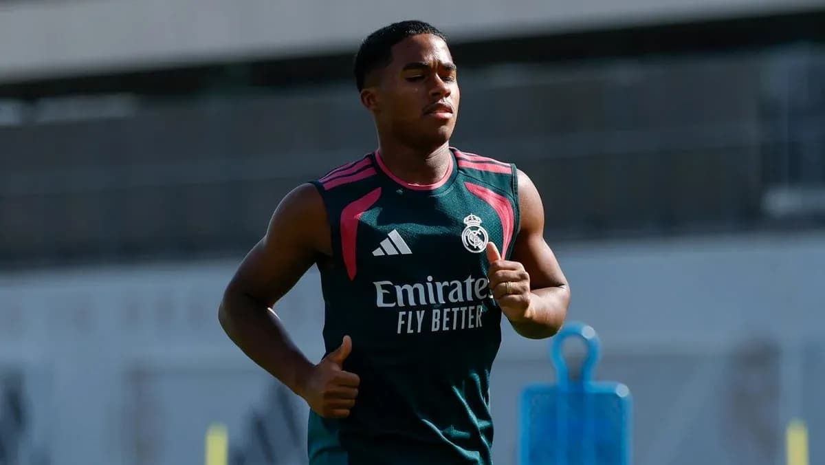 Jugador de Real Madrid corriendo en entrenamiento Jugador de Real Madrid corriendo en entrenamiento