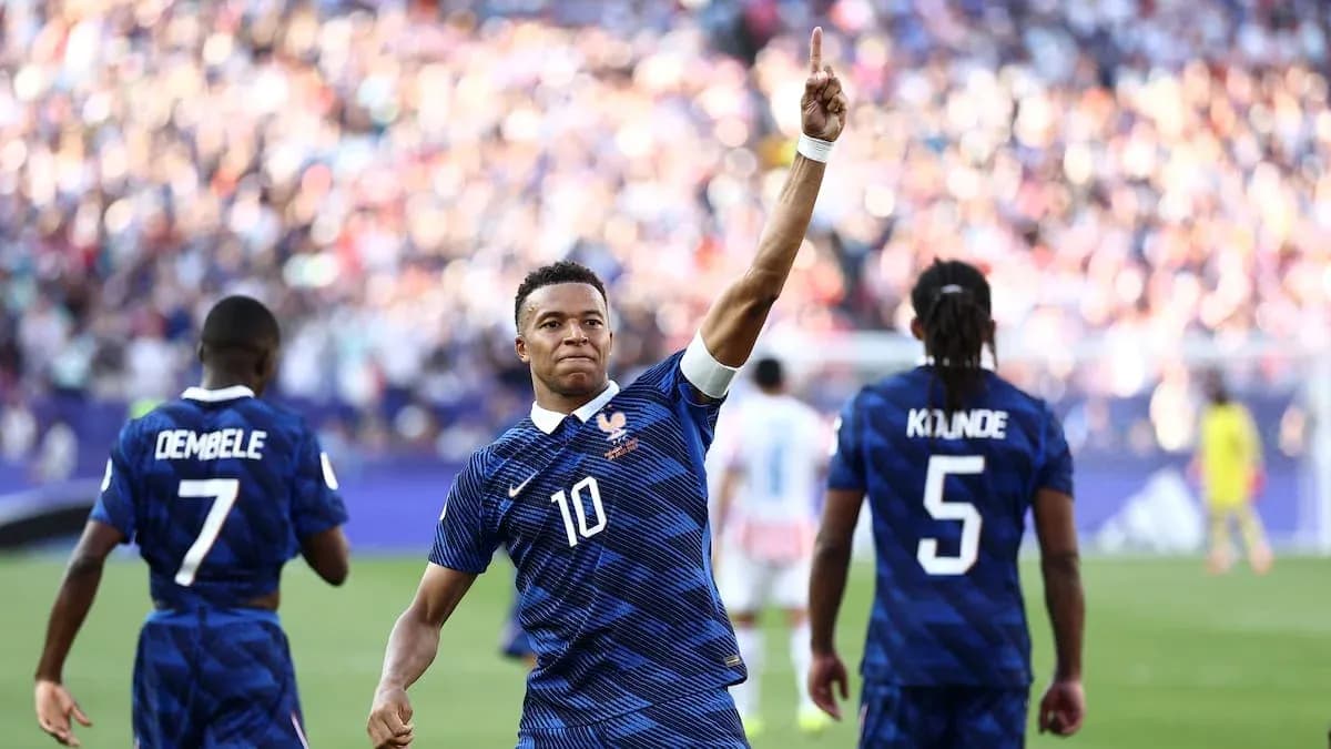 Kylian Mbappé celebra con compañeros tras gol Kylian Mbappé celebra con compañeros tras gol