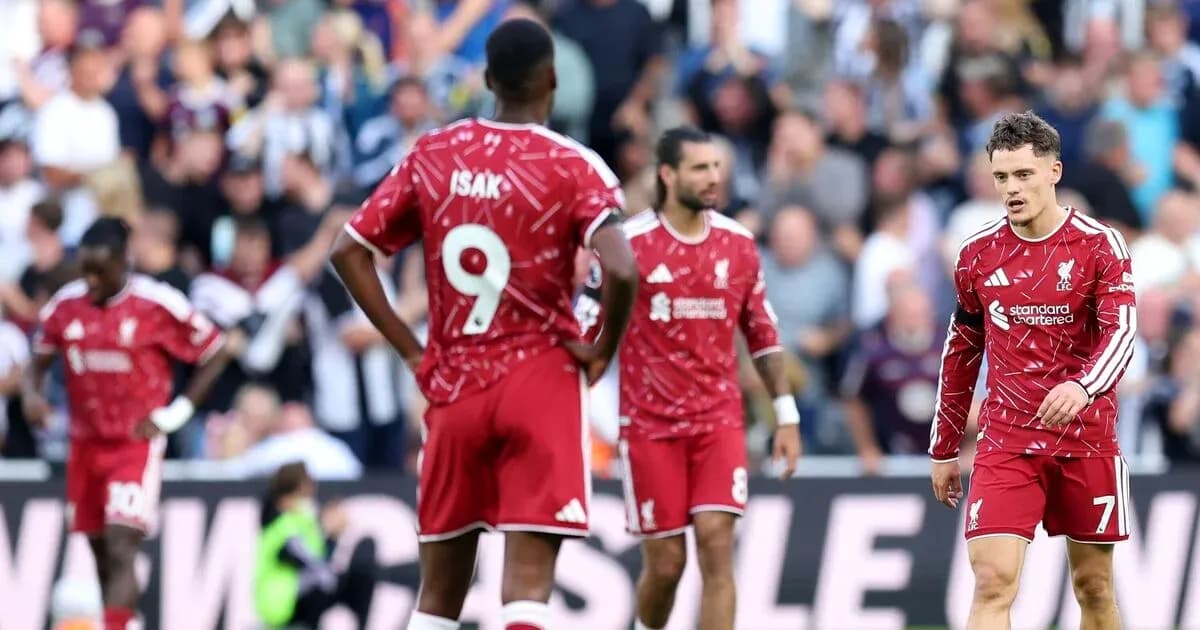 Jugadores de Liverpool en el campo tras un partido Jugadores de Liverpool en el campo tras un partido