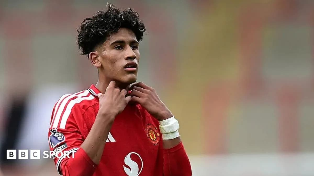 Jugador de Manchester United ajustándose la camiseta Jugador de Manchester United ajustándose la camiseta