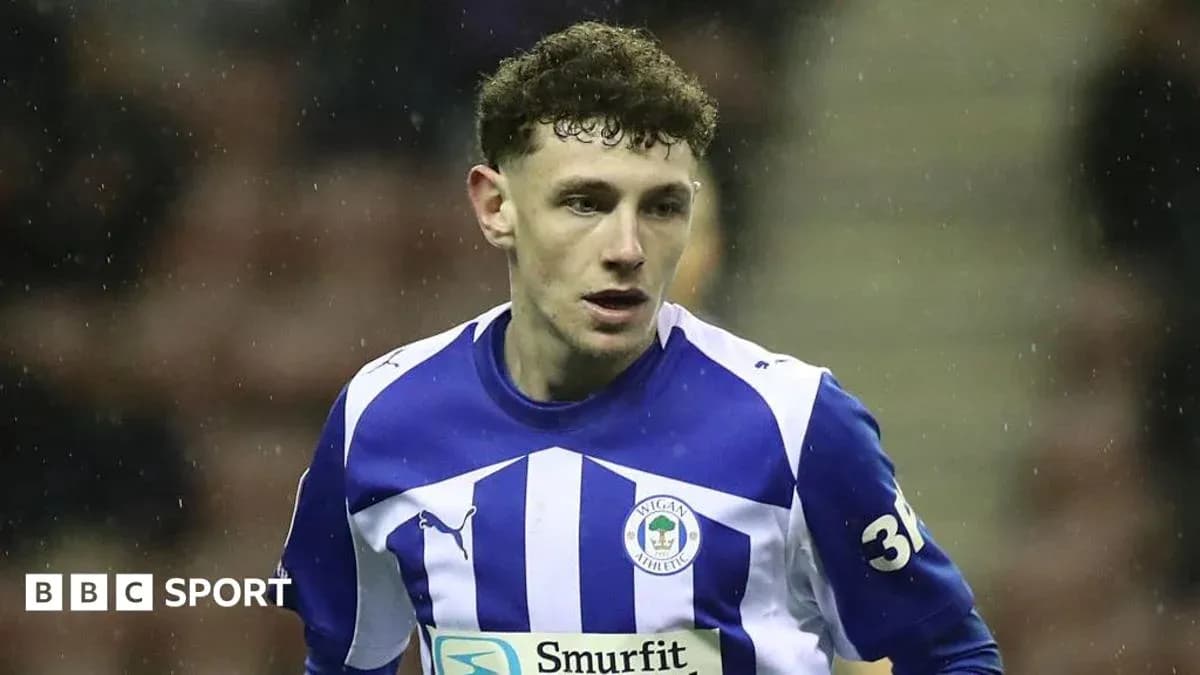 Jugador de Wigan Athletic en acción durante un partido Jugador de Wigan Athletic en acción durante un partido