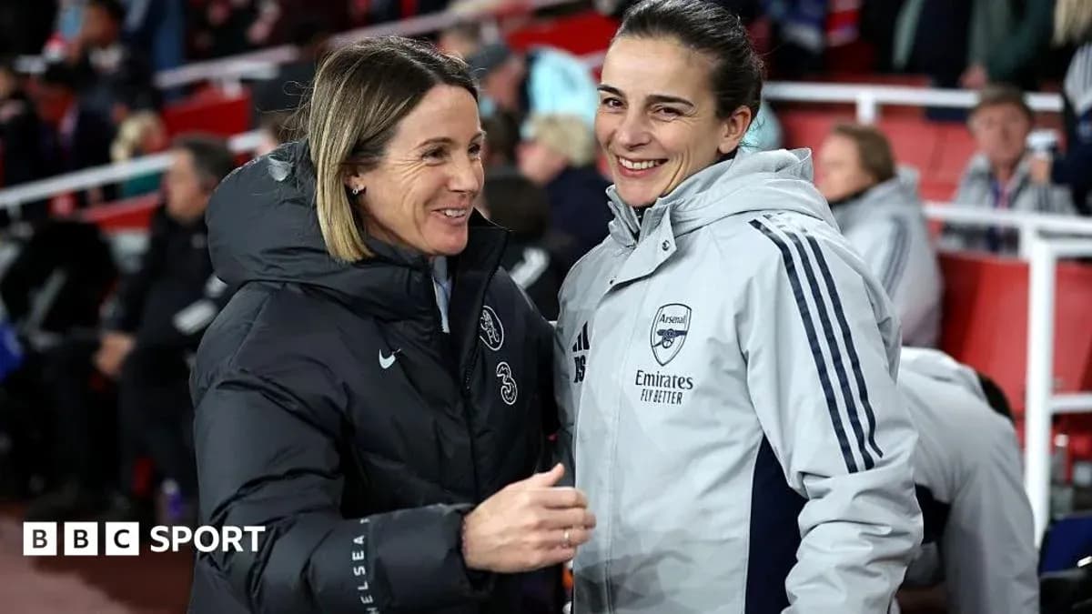 Entrenadoras de Chelsea y Arsenal conversando en el estadio Entrenadoras de Chelsea y Arsenal conversando en el estadio