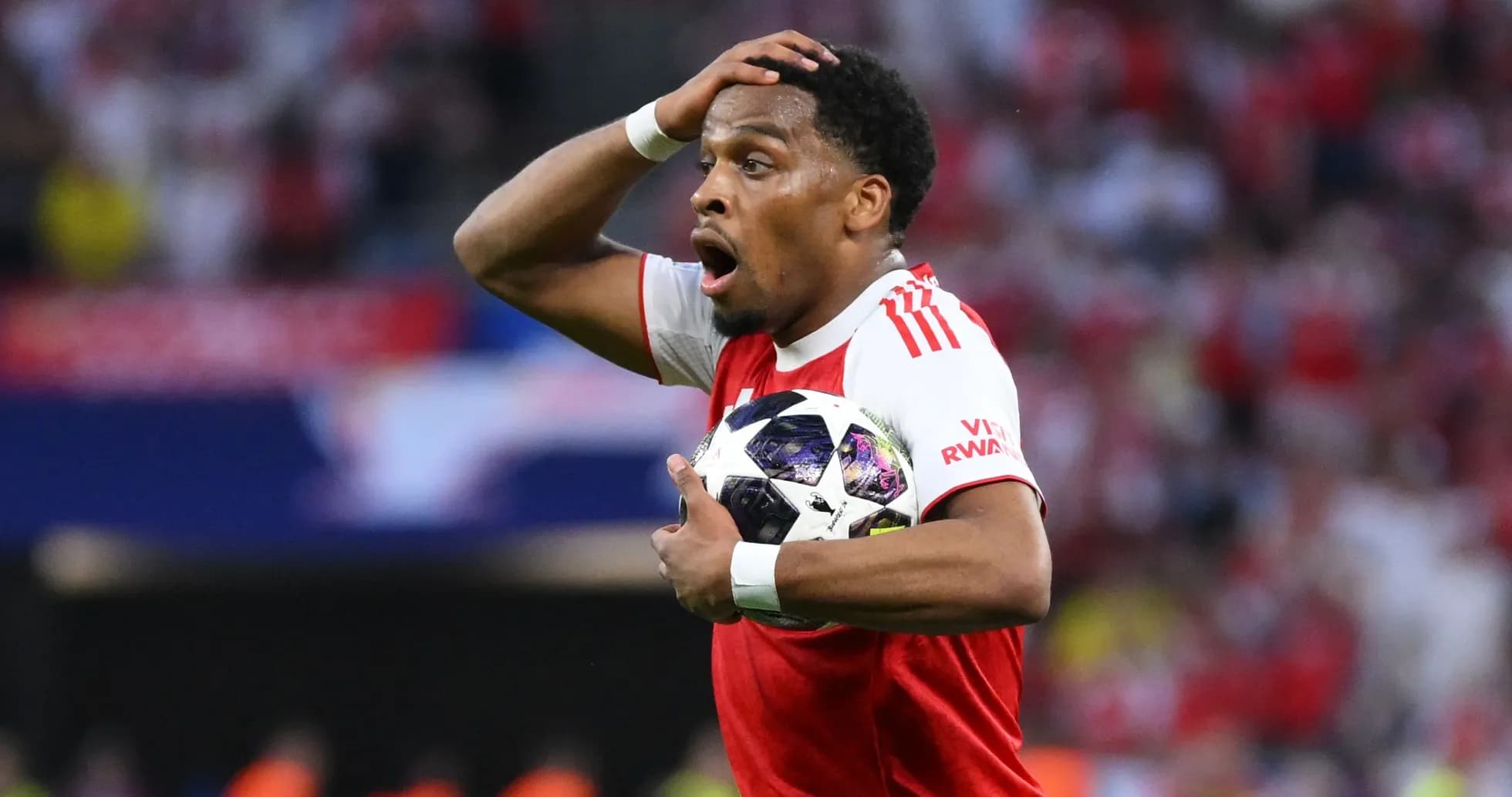 Jugador sosteniendo el balón durante un partido Jugador sosteniendo el balón durante un partido