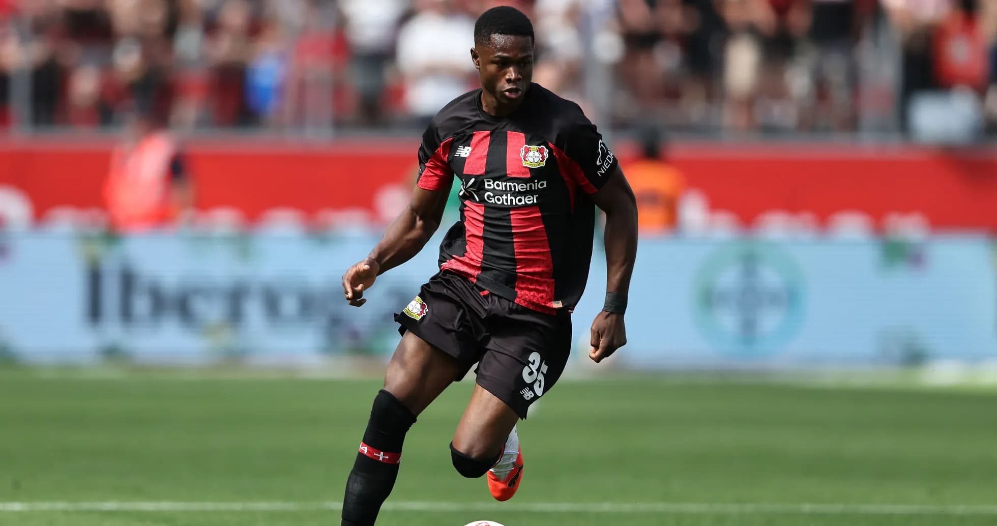 Jugador de Bayer Leverkusen corriendo con el balón Jugador de Bayer Leverkusen corriendo con el balón