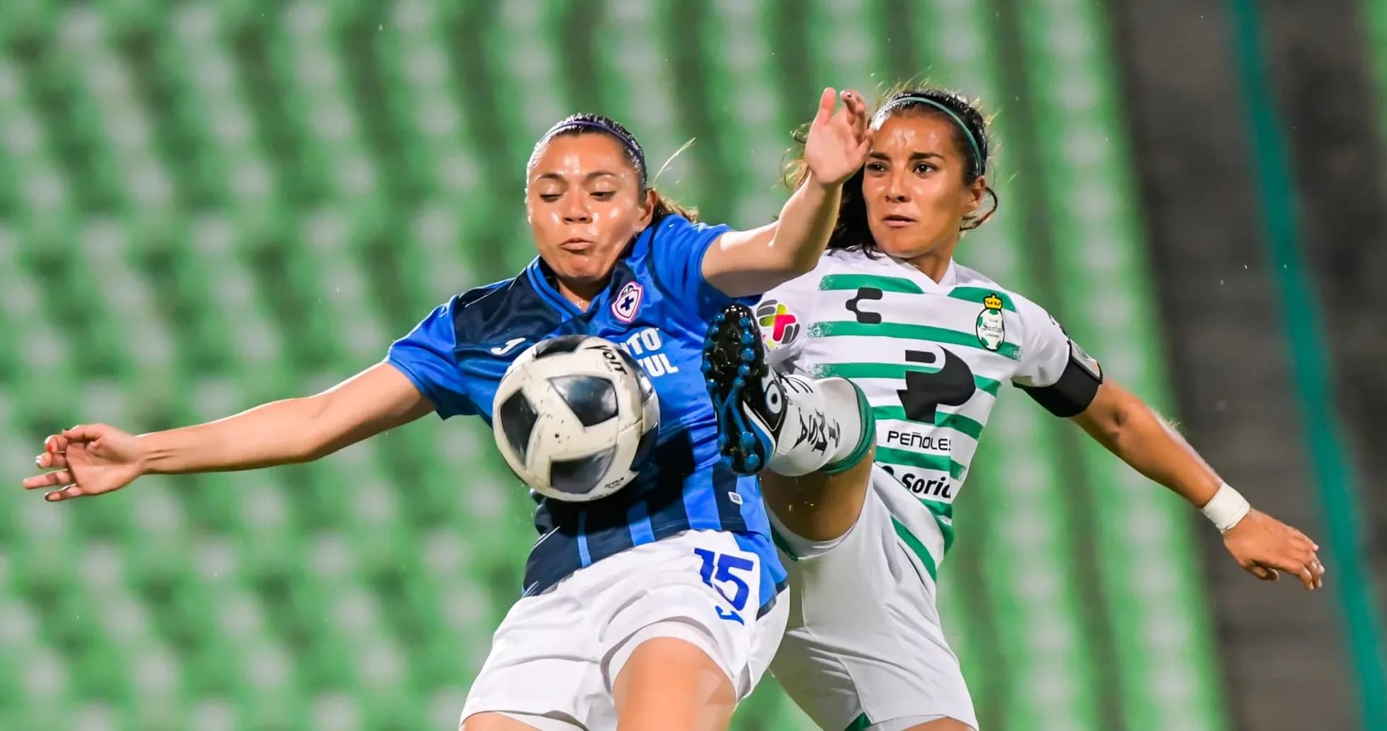 Jugadoras compitiendo por el balón en un partido Jugadoras compitiendo por el balón en un partido
