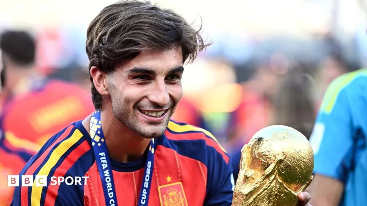 Jugador sosteniendo el trofeo de la Copa del Mundo Jugador sosteniendo el trofeo de la Copa del Mundo