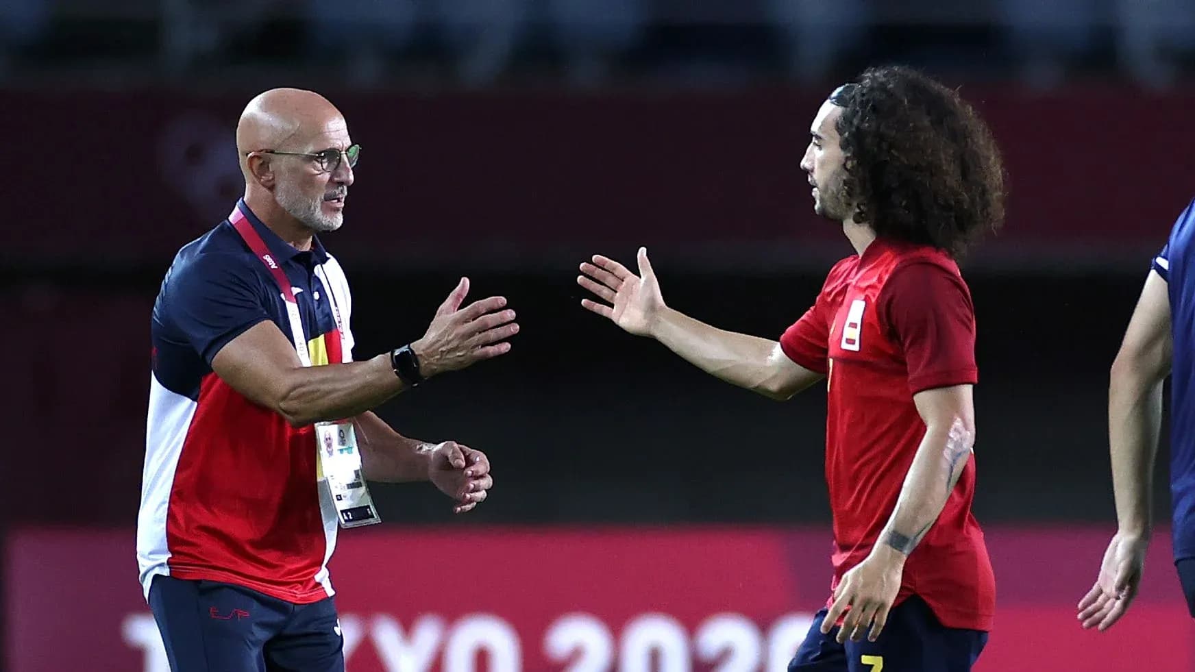 Entrenador saludando a jugador tras partido Entrenador saludando a jugador tras partido