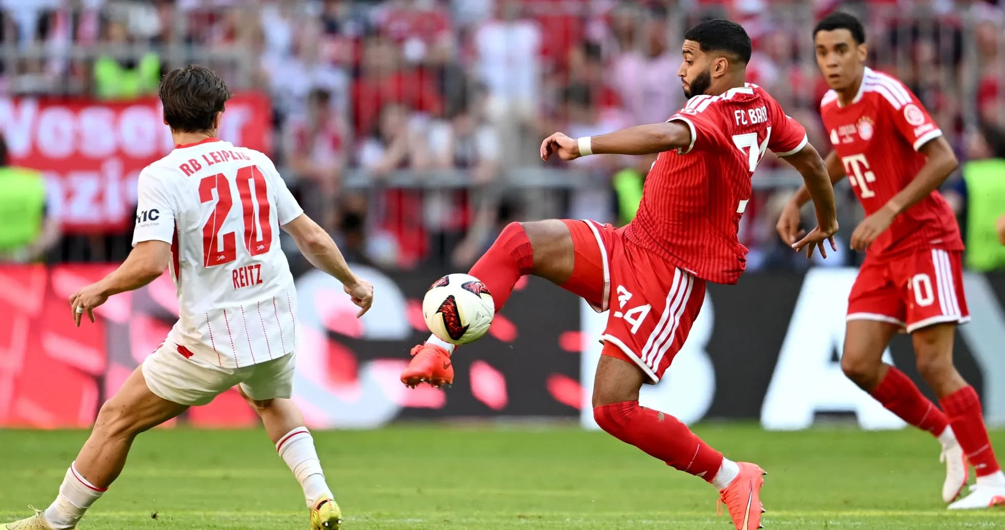 Jugador de FC Bayern despejando el balón durante el partido Jugador de FC Bayern despejando el balón durante el partido