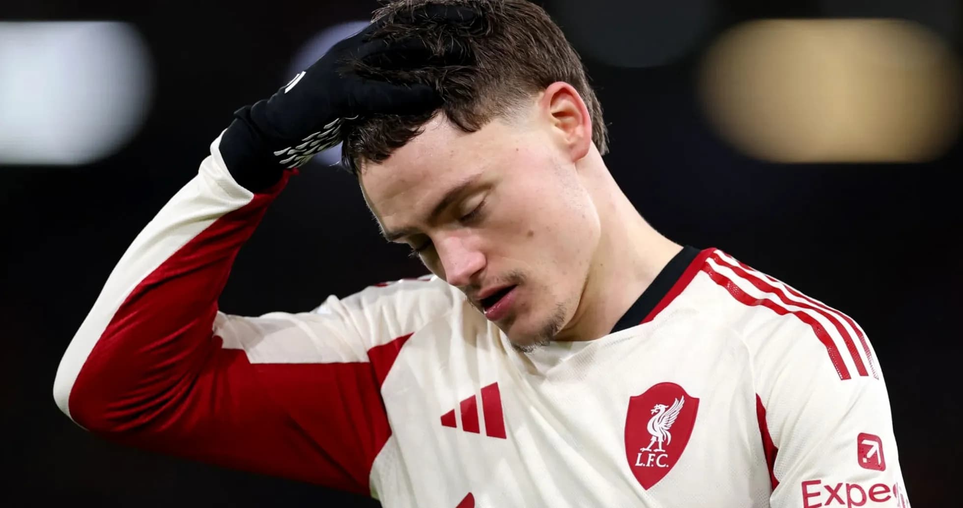 Jugador de Liverpool FC con mano en la cabeza Jugador de Liverpool FC con mano en la cabeza