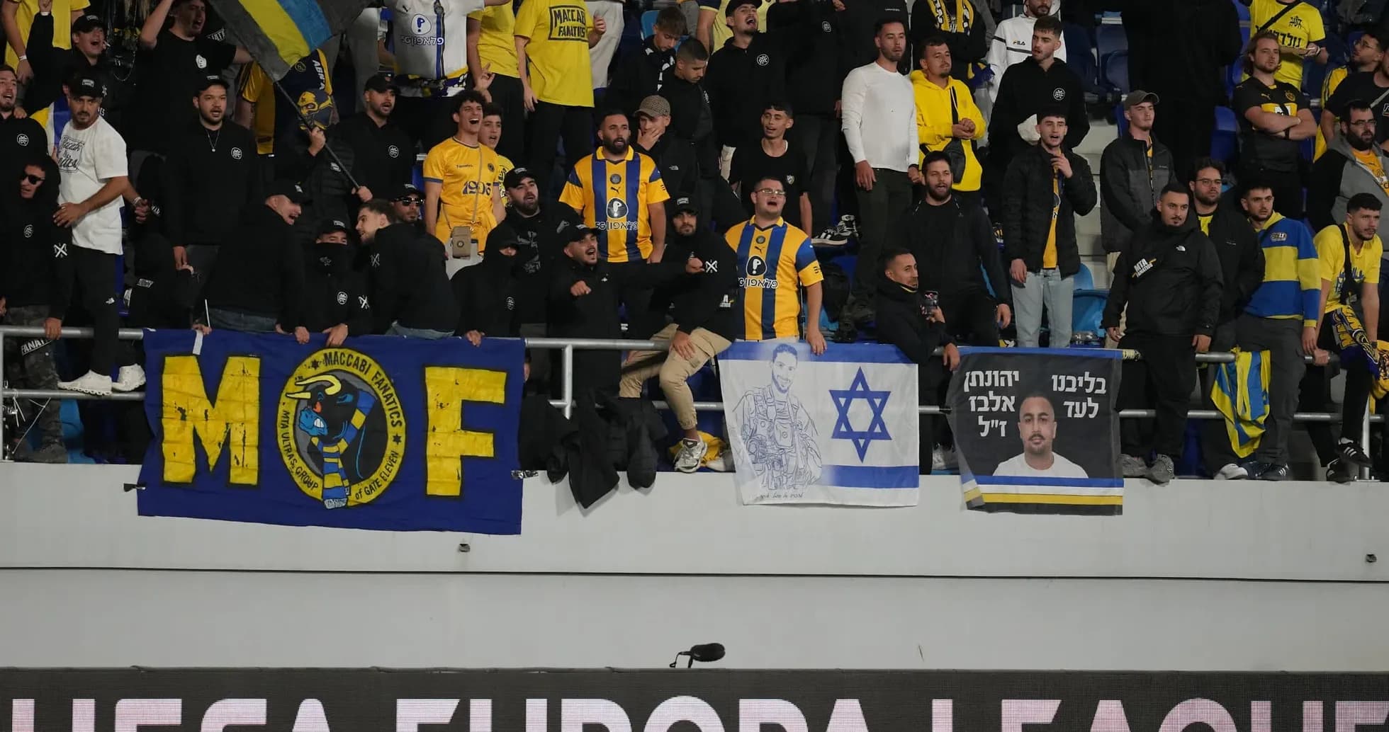 Aficionados de Maccabi Tel Aviv en el estadio Aficionados de Maccabi Tel Aviv en el estadio