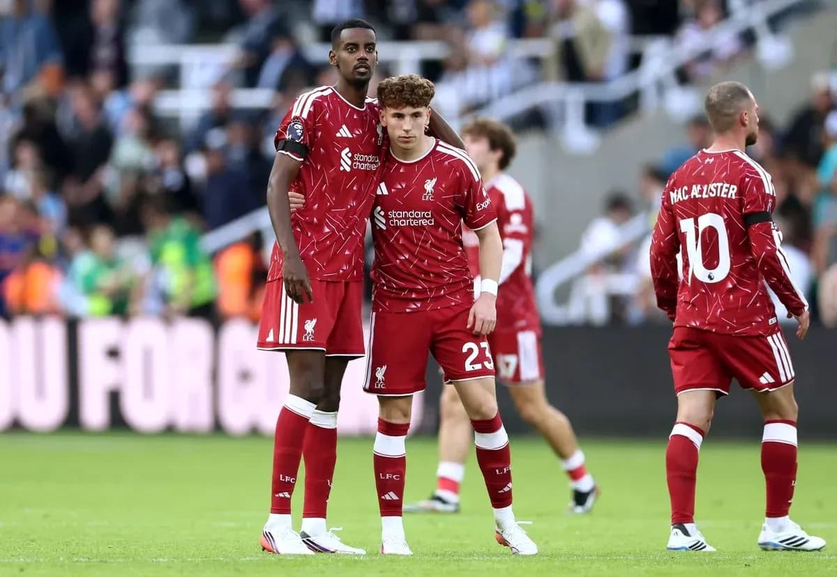 Jugadores de Liverpool en el campo durante el partido Jugadores de Liverpool en el campo durante el partido