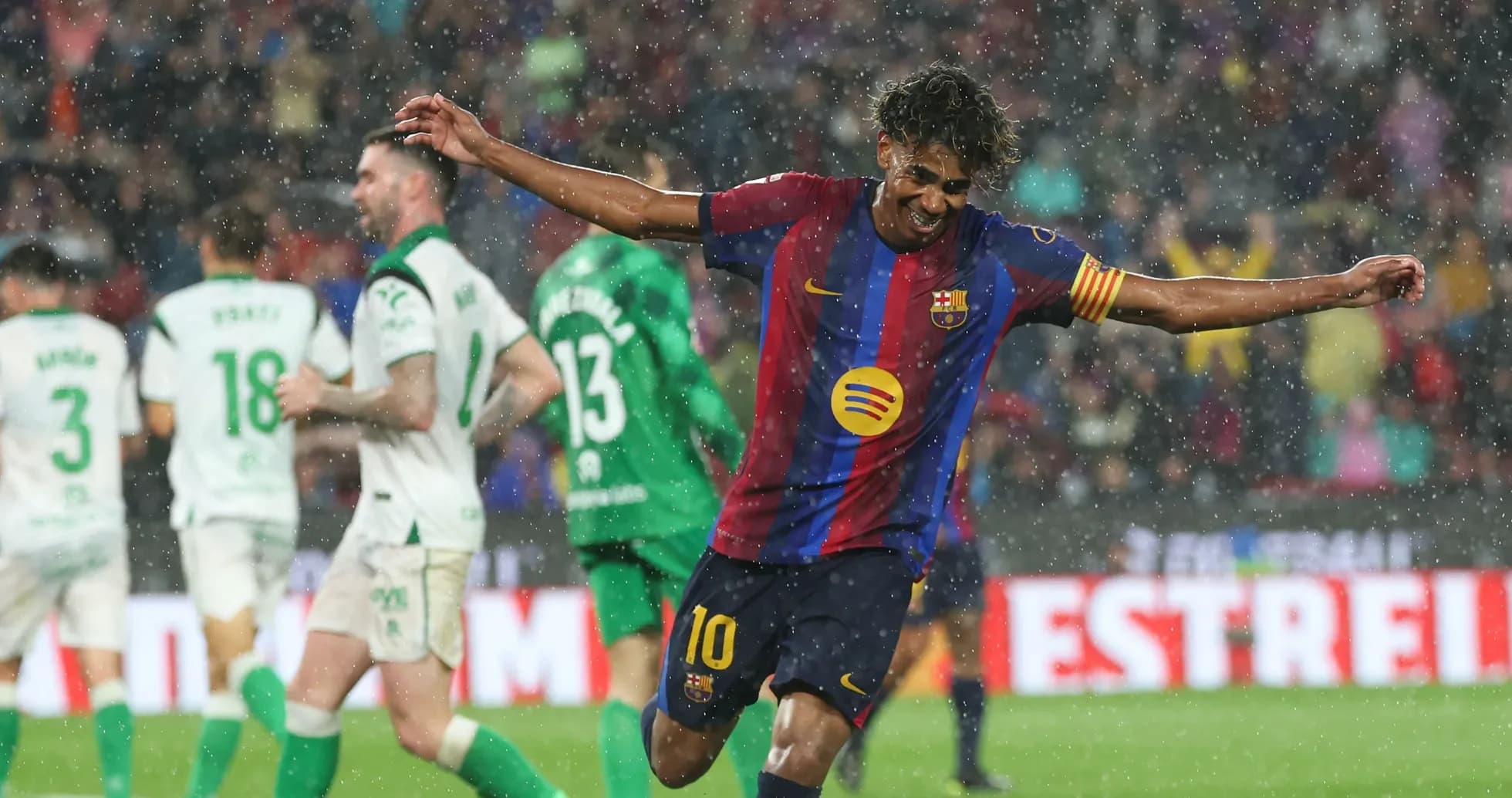 Jugador del Barcelona celebra un gol bajo la lluvia Jugador del Barcelona celebra un gol bajo la lluvia