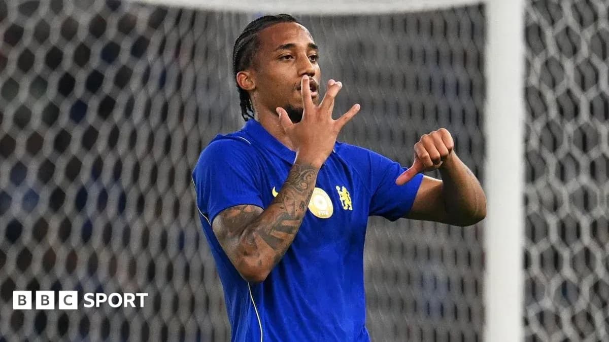 Jugador de fútbol señalando el número cinco en el campo Jugador de fútbol señalando el número cinco en el campo