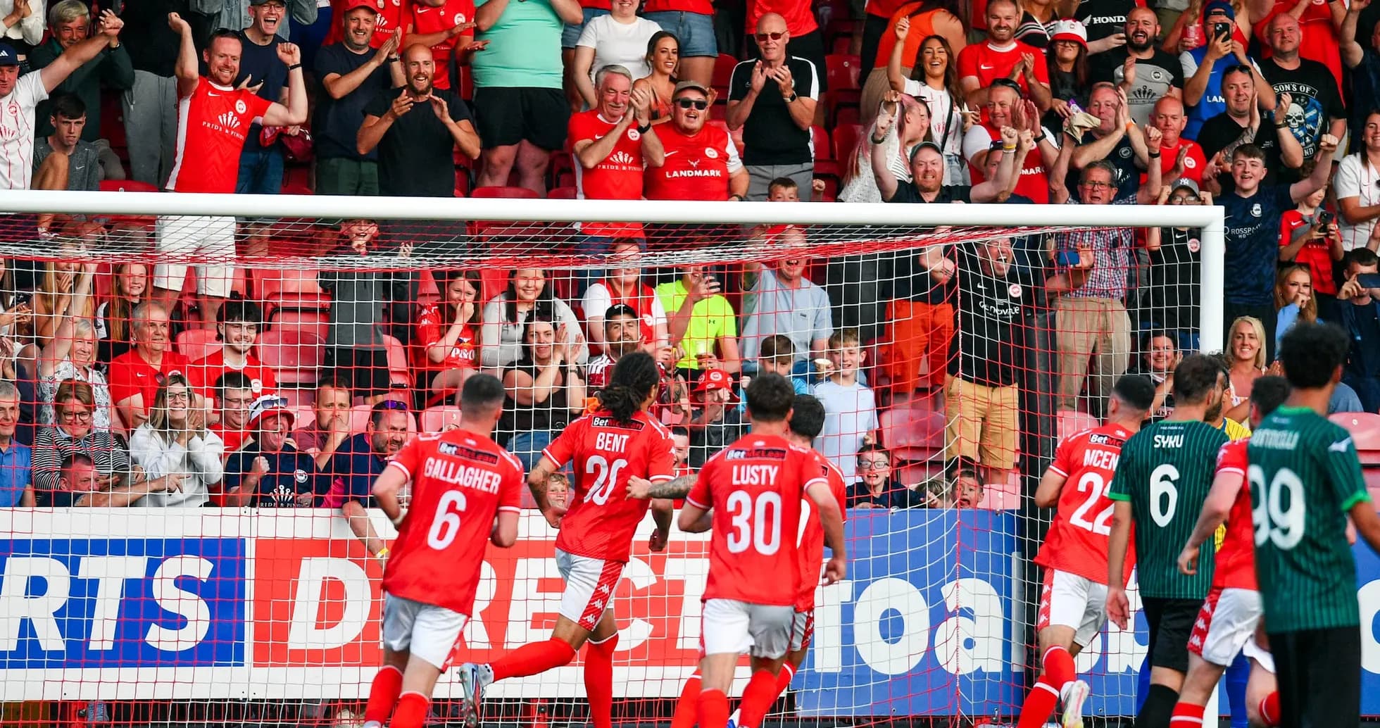 Aficionados celebrando un gol de Larne Aficionados celebrando un gol de Larne