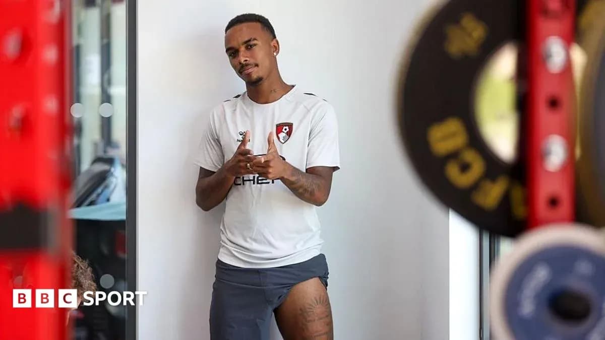 Jugador de Bournemouth posando en el gimnasio Jugador de Bournemouth posando en el gimnasio