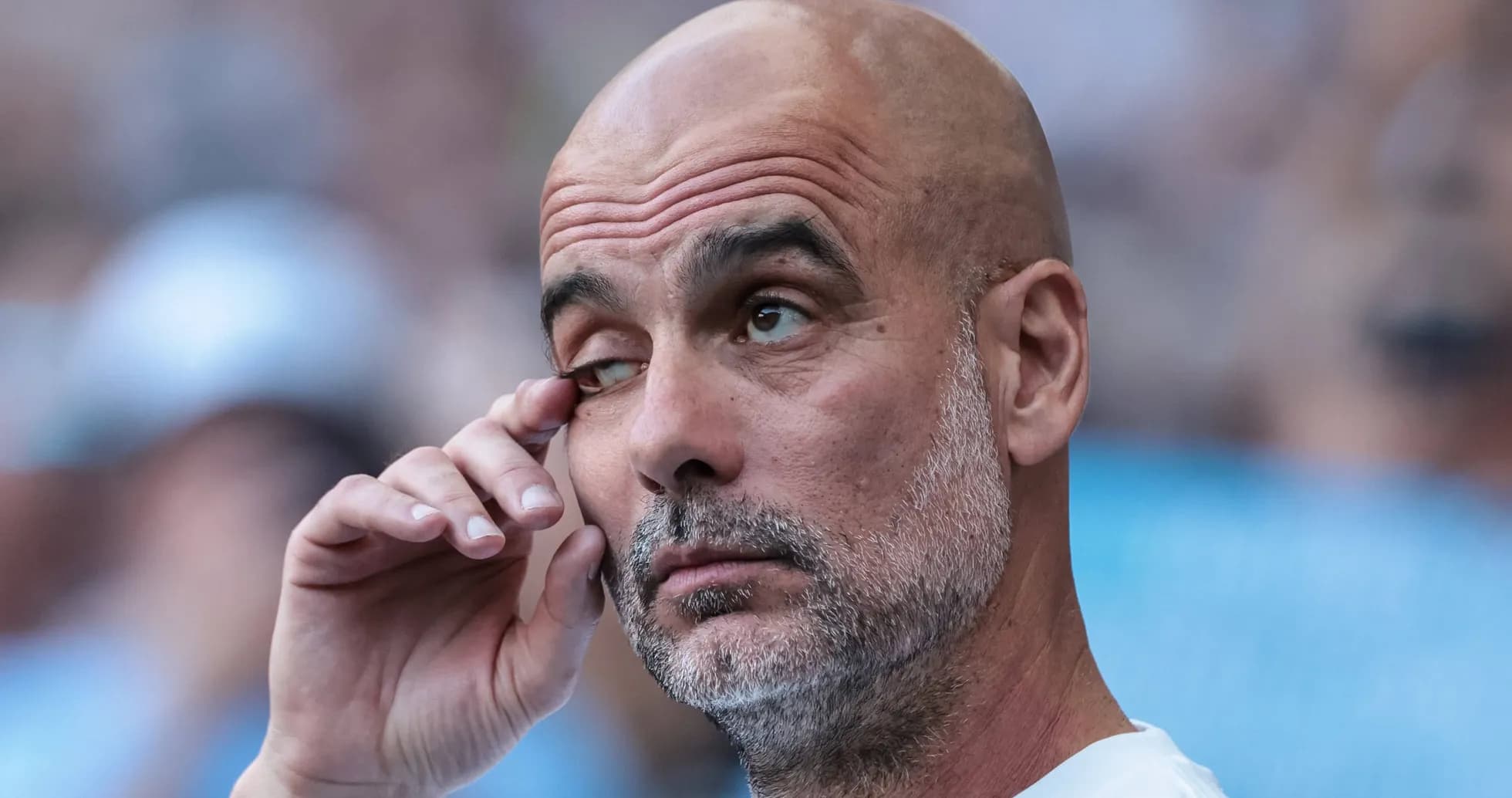 Entrenador observando el partido desde la banca Entrenador observando el partido desde la banca