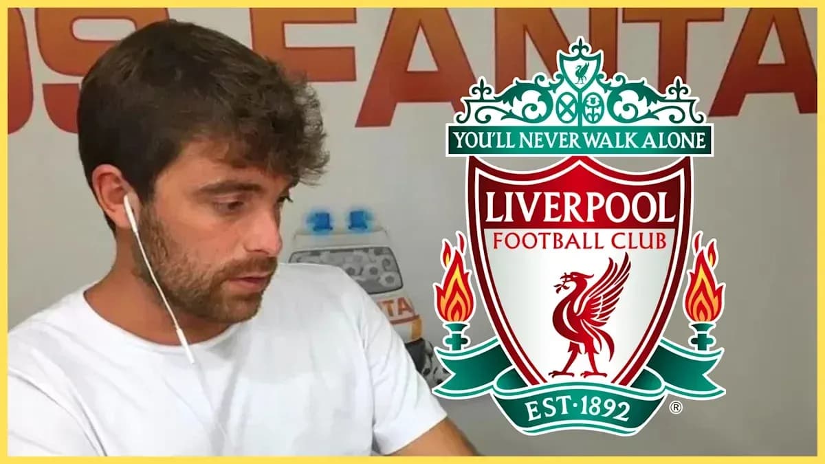 Hombre con auriculares y logo del Liverpool FC Hombre con auriculares y logo del Liverpool FC