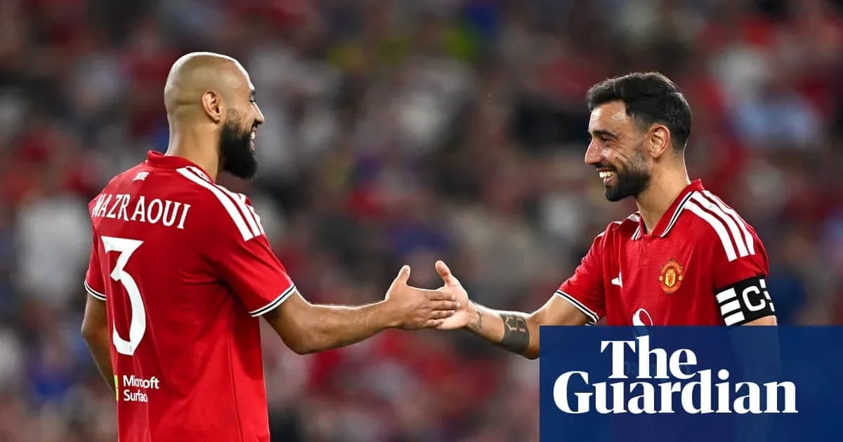 Jugadores de Manchester United se dan la mano en el campo Jugadores de Manchester United se dan la mano en el campo