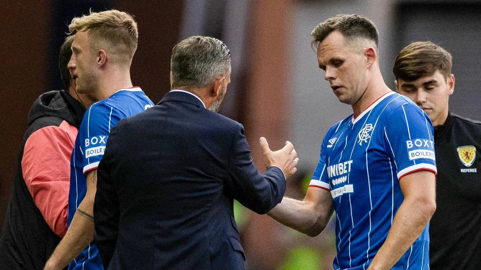 Jugadores del Rangers saludando al entrenador tras el partido Jugadores del Rangers saludando al entrenador tras el partido
