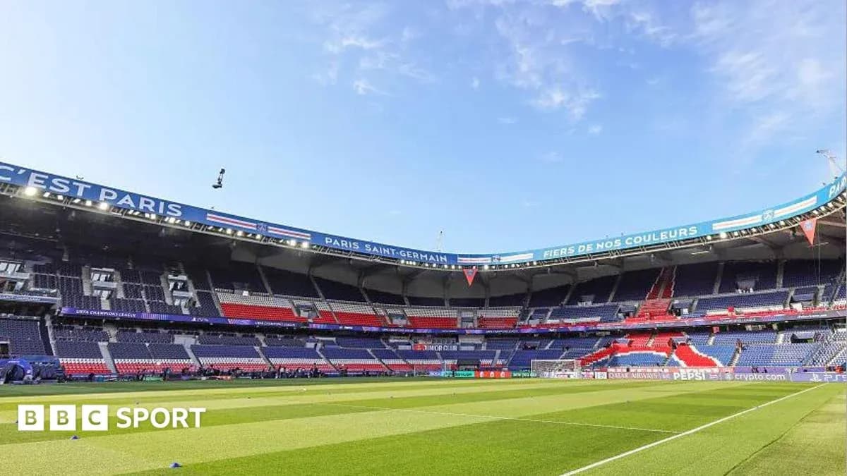 Estadio Parc des Princes con césped y gradas vacías Estadio Parc des Princes con césped y gradas vacías