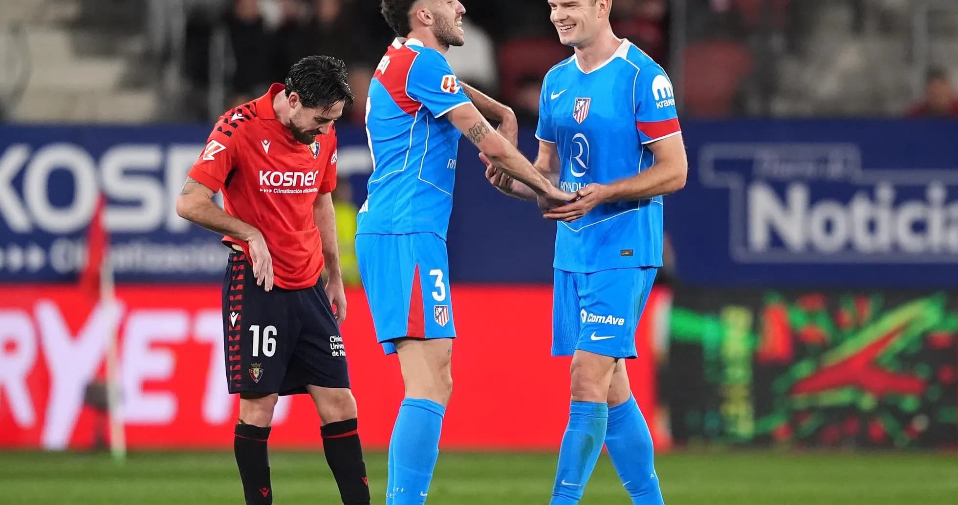 Jugadores de Atlético de Madrid y Osasuna en el campo Jugadores de Atlético de Madrid y Osasuna en el campo