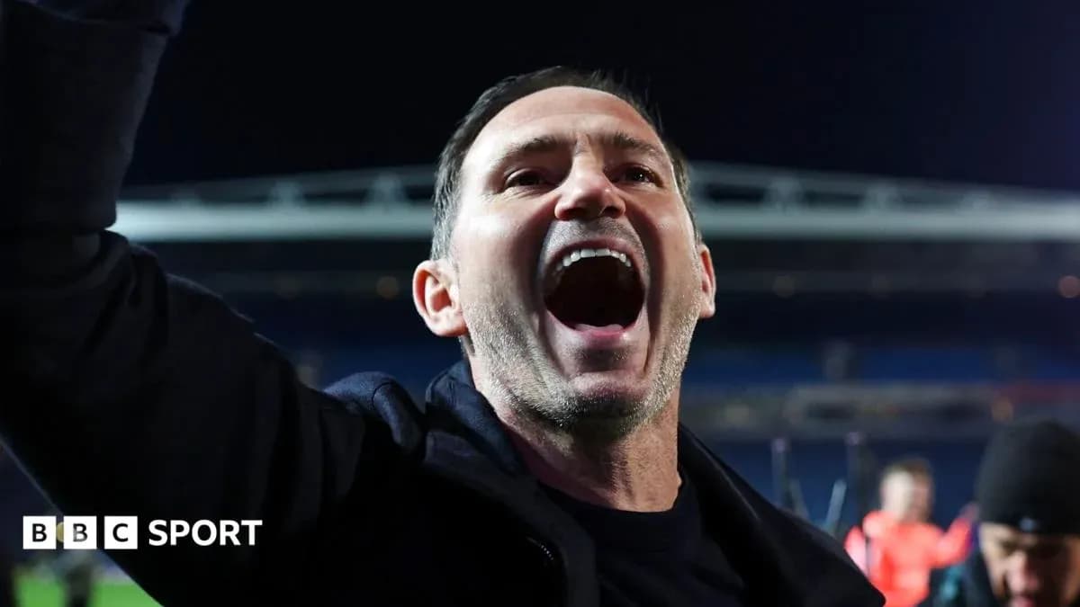 Entrenador celebrando tras el partido con entusiasmo Entrenador celebrando tras el partido con entusiasmo