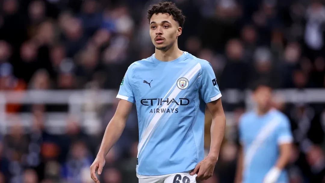 Jugador de Manchester City en el campo durante partido Jugador de Manchester City en el campo durante partido