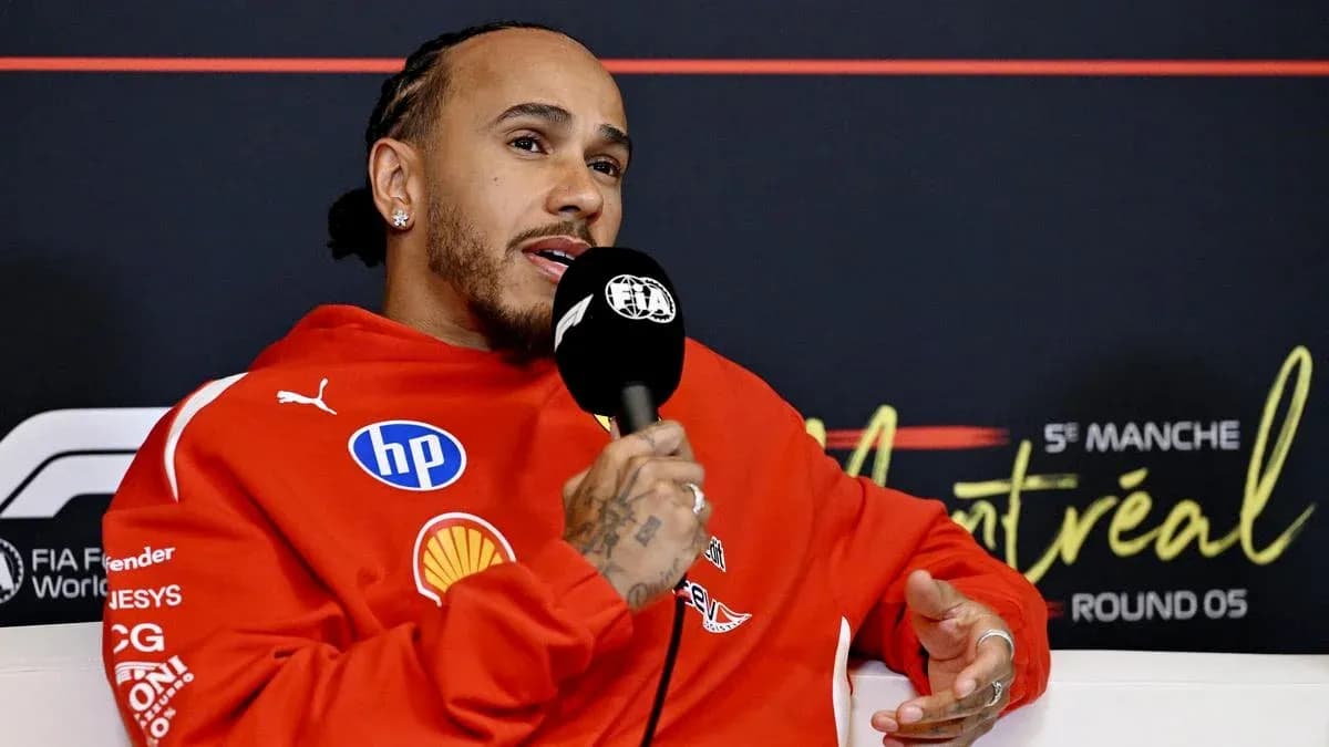 Lewis Hamilton hablando en conferencia de prensa Lewis Hamilton hablando en conferencia de prensa