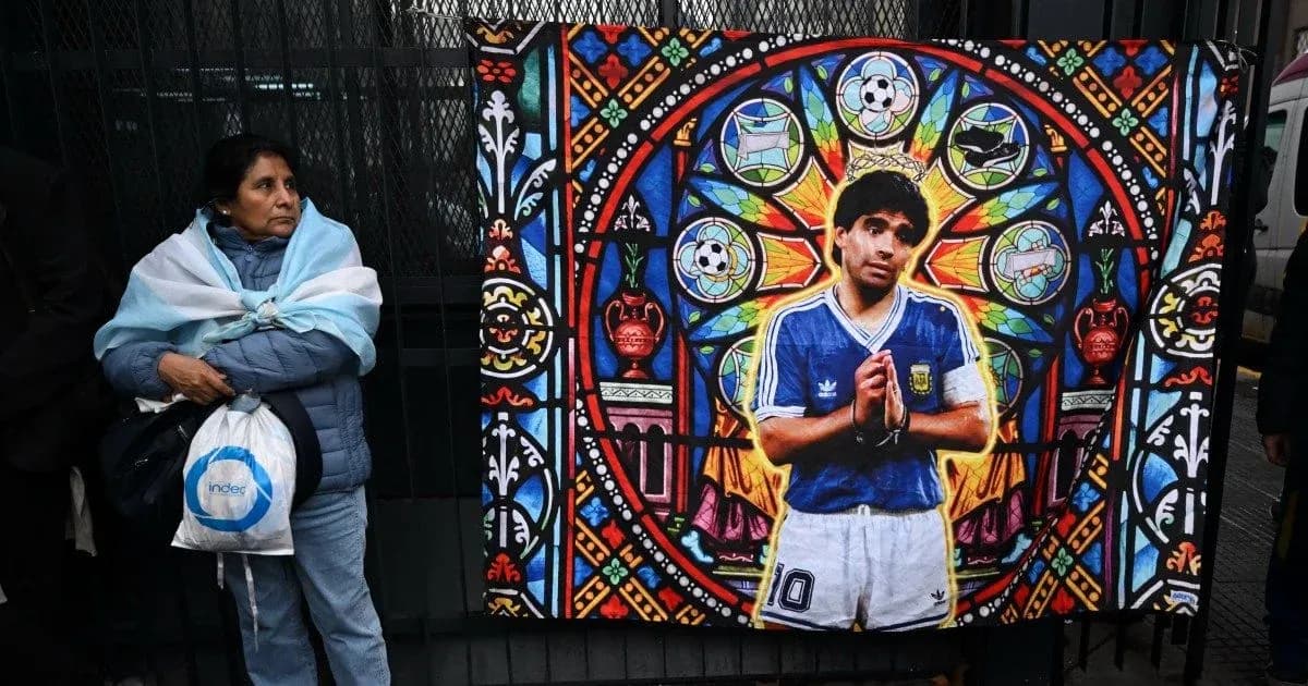Mujer con bufanda argentina junto a mural de Maradona Mujer con bufanda argentina junto a mural de Maradona