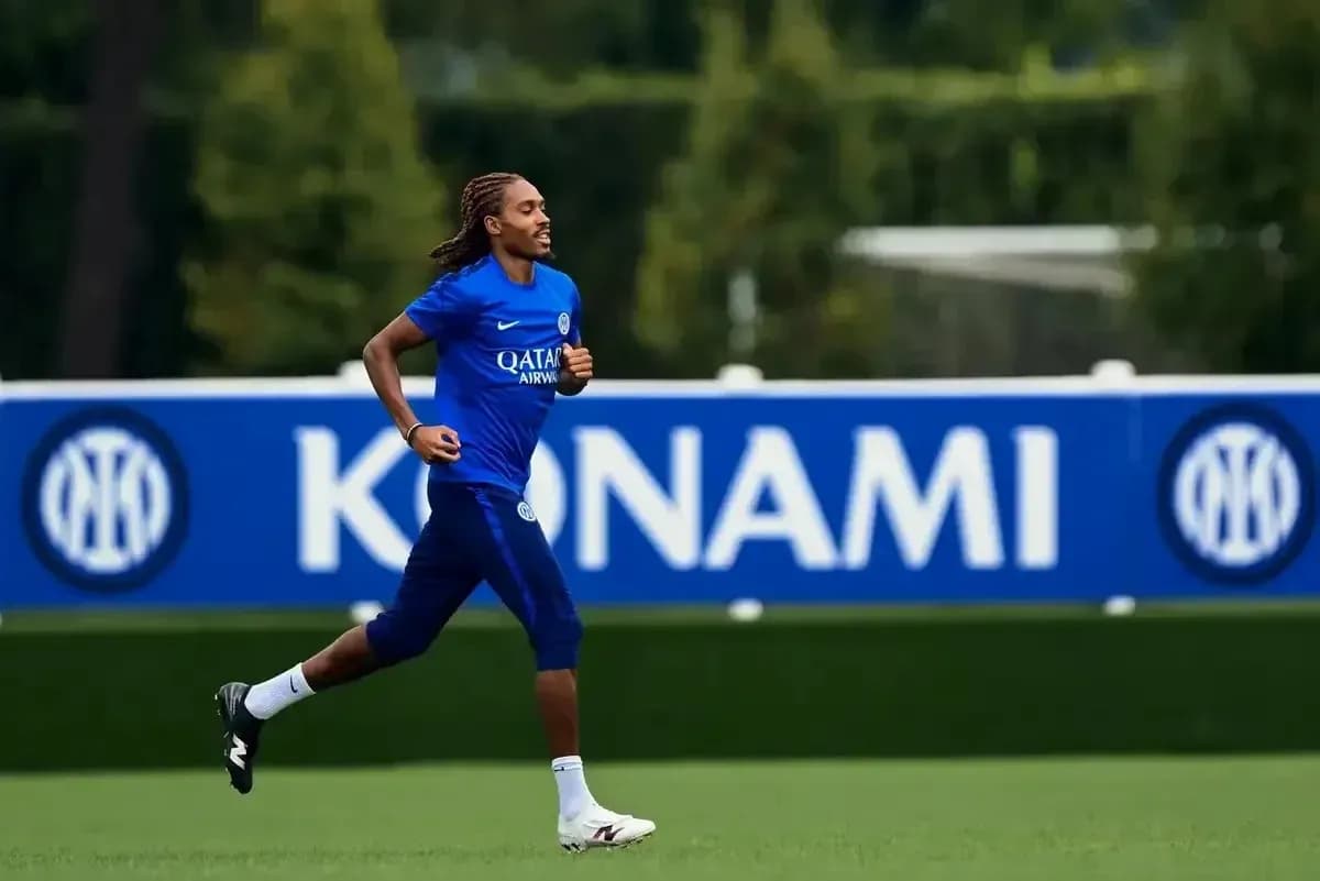 Jugador corriendo durante entrenamiento en campo Jugador corriendo durante entrenamiento en campo
