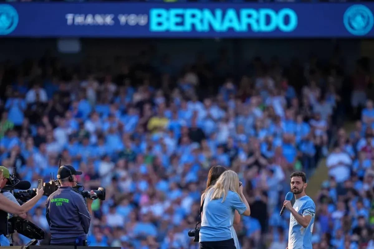 Bernardo siendo homenajeado por aficionados en el estadio Bernardo siendo homenajeado por aficionados en el estadio