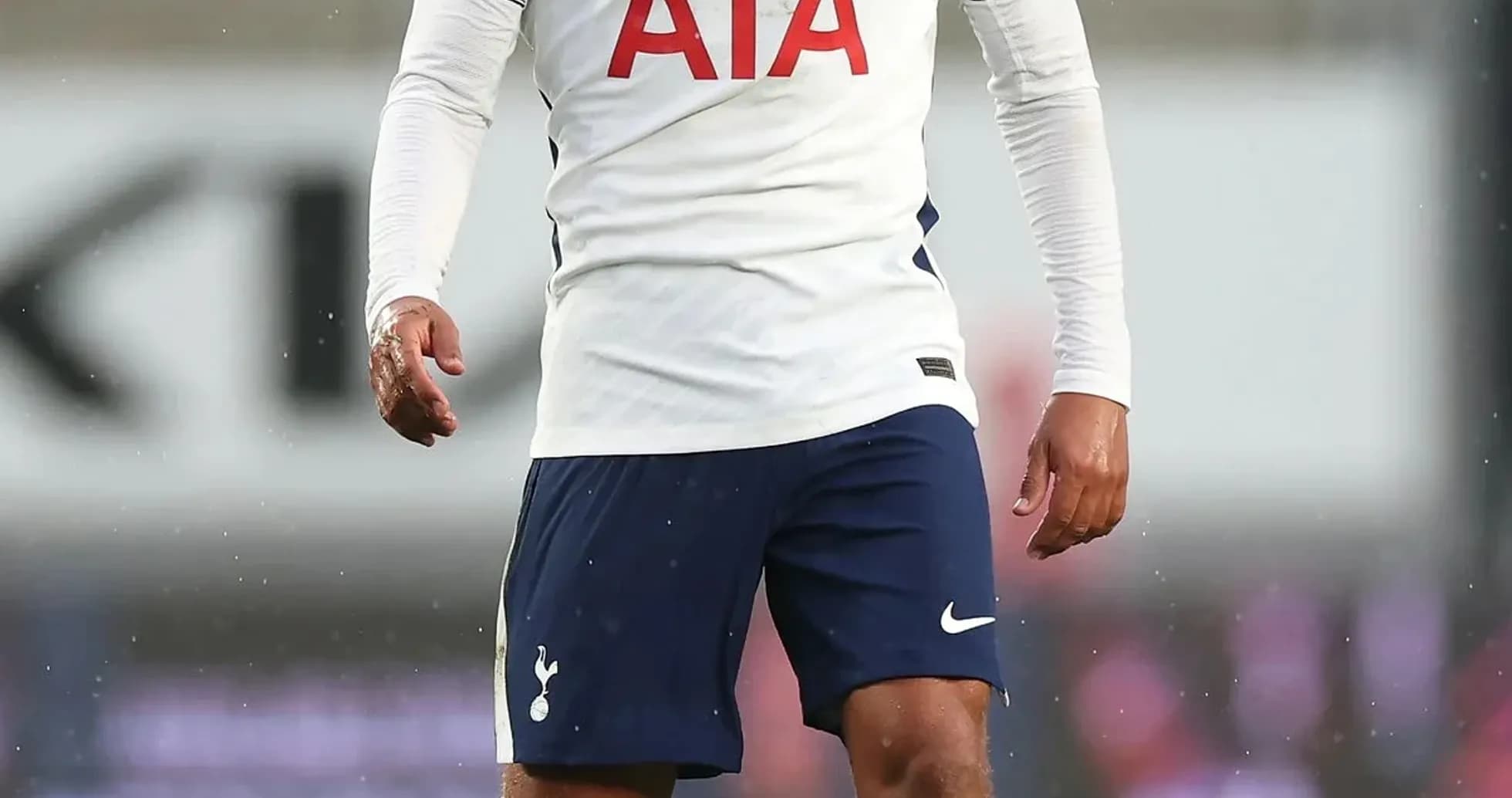 Jugador de Tottenham en acción durante el partido Jugador de Tottenham en acción durante el partido