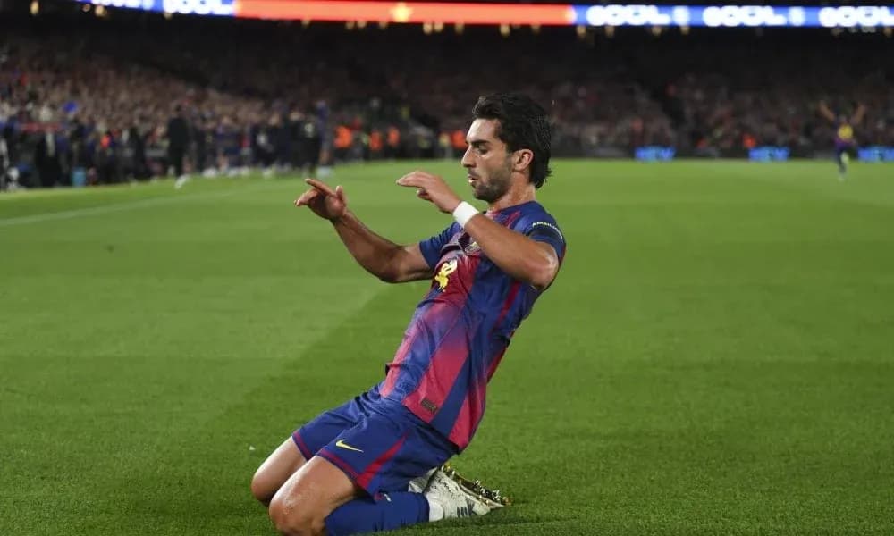 Jugador de Barcelona celebrando un gol en el campo Jugador de Barcelona celebrando un gol en el campo
