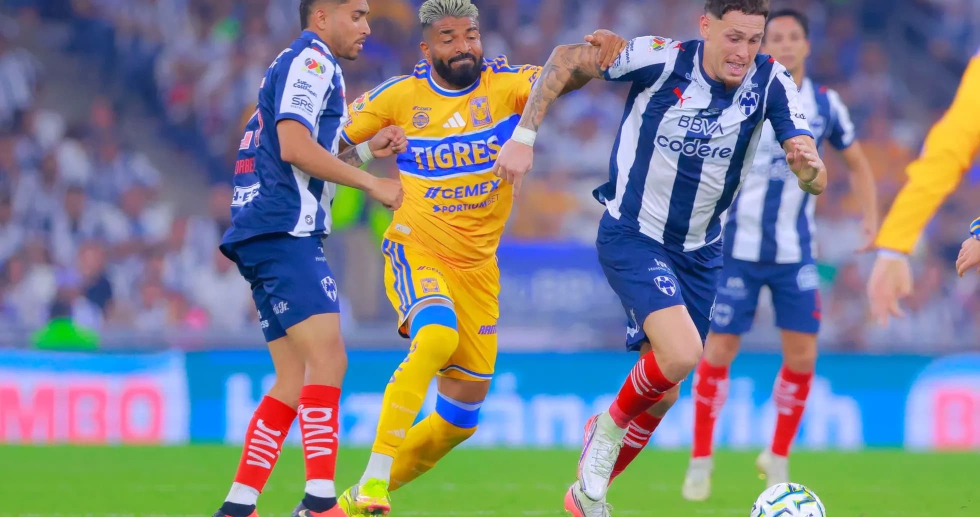 Jugadores de Monterrey y Tigres UANL en acción Jugadores de Monterrey y Tigres UANL en acción