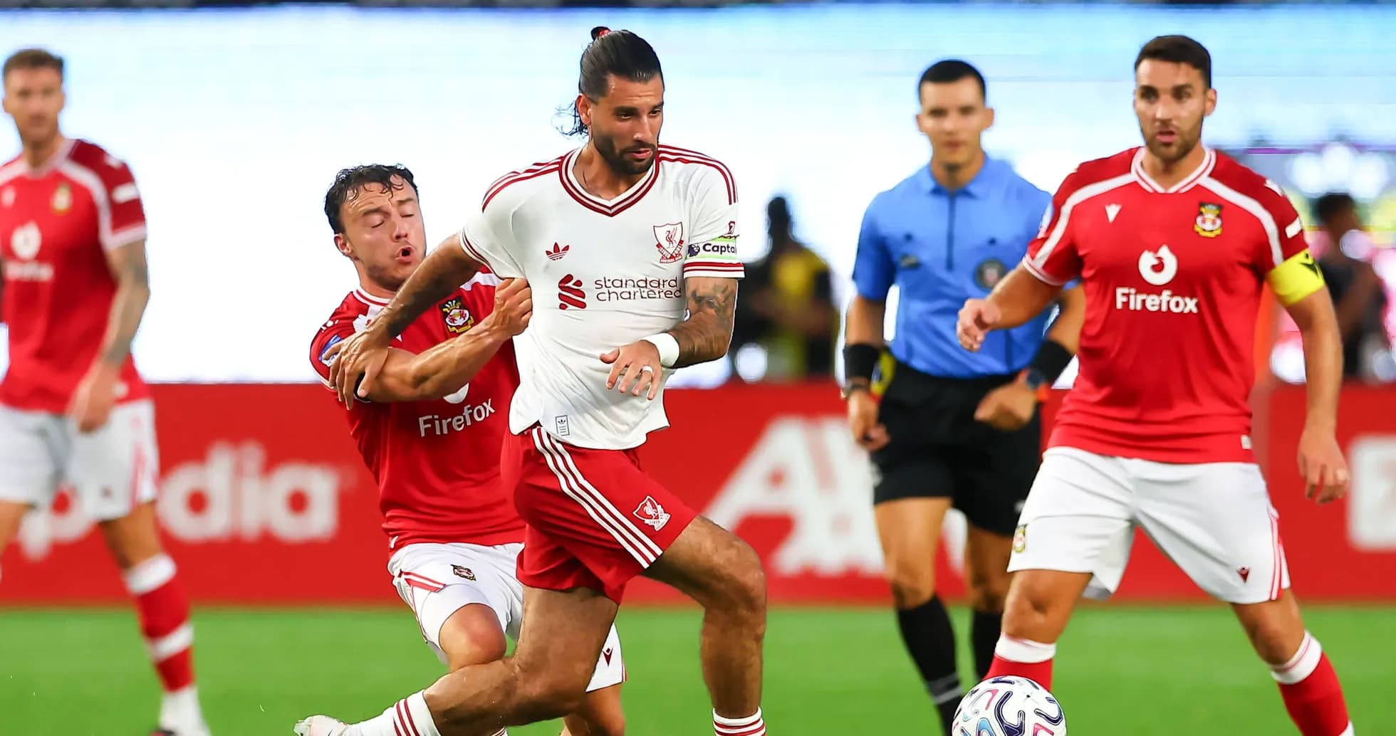 Jugador de Liverpool driblando a rival de Southampton Jugador de Liverpool driblando a rival de Southampton