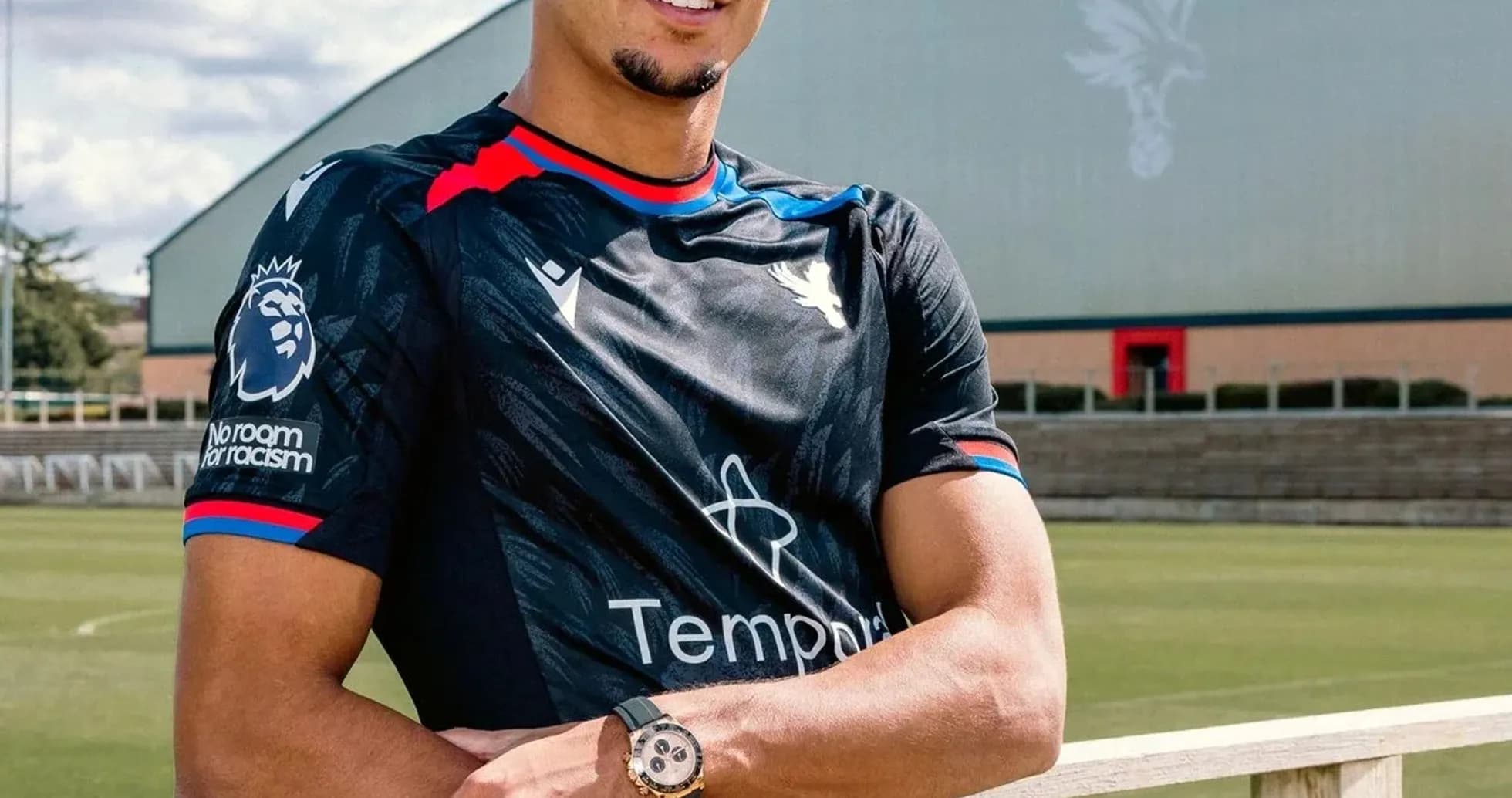 Jugador posando en campo de entrenamiento con camiseta Jugador posando en campo de entrenamiento con camiseta