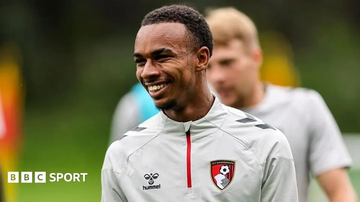 Jugador sonriendo durante entrenamiento de AFC Bournemouth Jugador sonriendo durante entrenamiento de AFC Bournemouth