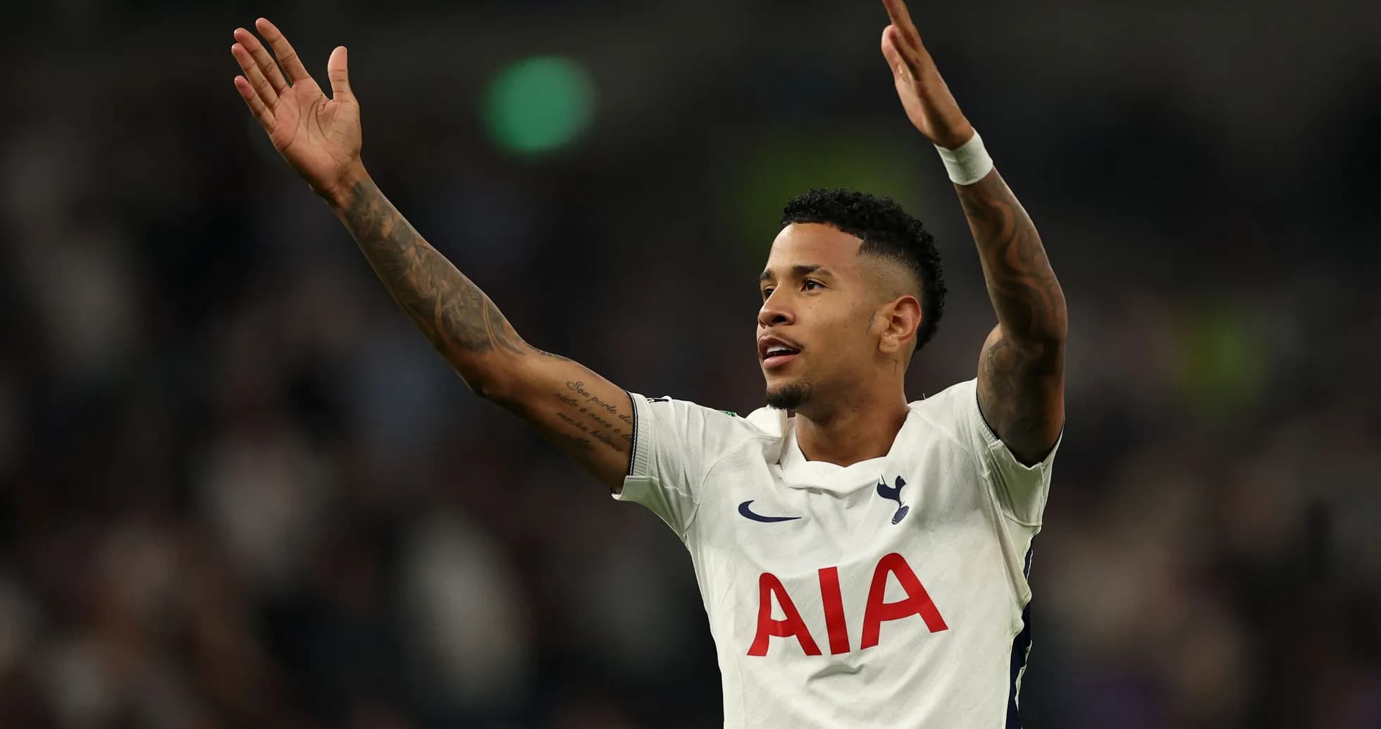Jugador de Tottenham celebrando con los brazos levantados Jugador de Tottenham celebrando con los brazos levantados