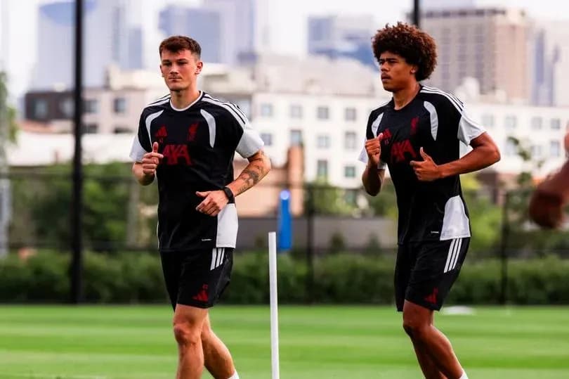 Jugadores de Liverpool corriendo en sesión de entrenamiento Jugadores de Liverpool corriendo en sesión de entrenamiento