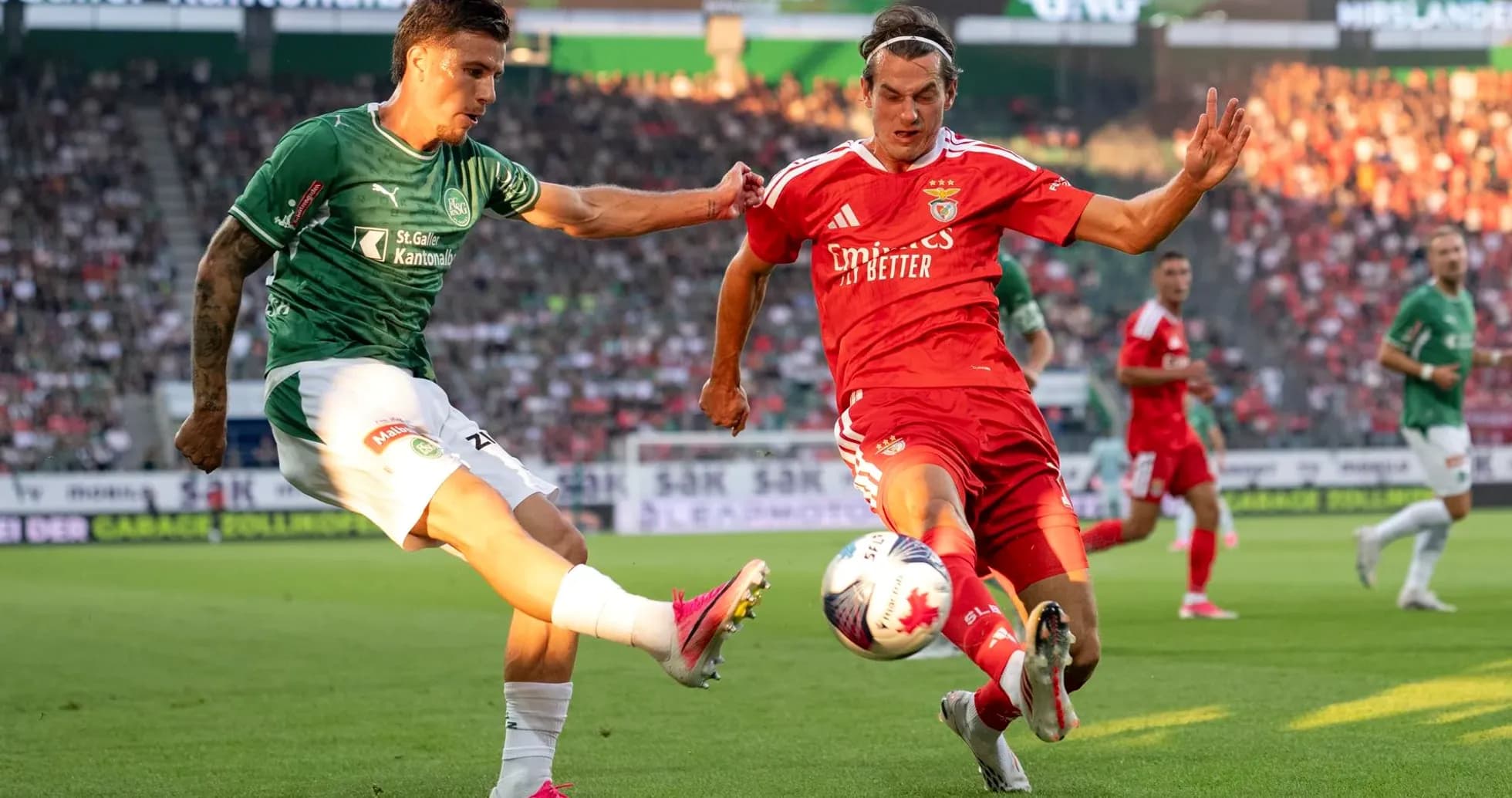 Jugadores de Benfica y FC St. Gallen en acción Jugadores de Benfica y FC St. Gallen en acción