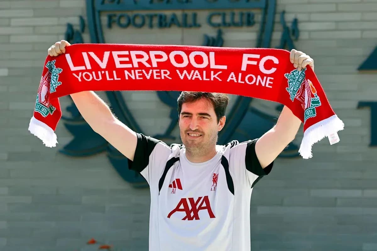 Jugador sosteniendo bufanda de Liverpool FC en presentación Jugador sosteniendo bufanda de Liverpool FC en presentación
