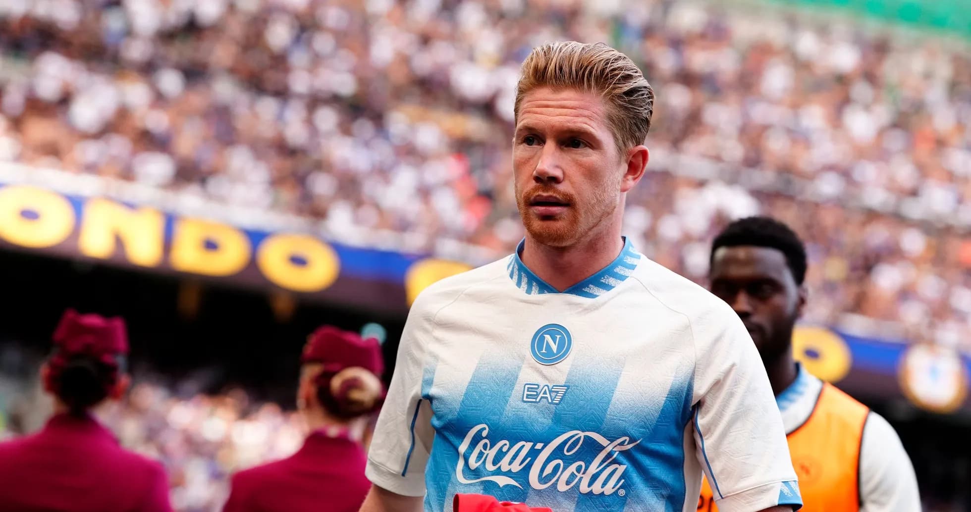 Jugador del Napoli entrando al campo con uniforme Jugador del Napoli entrando al campo con uniforme