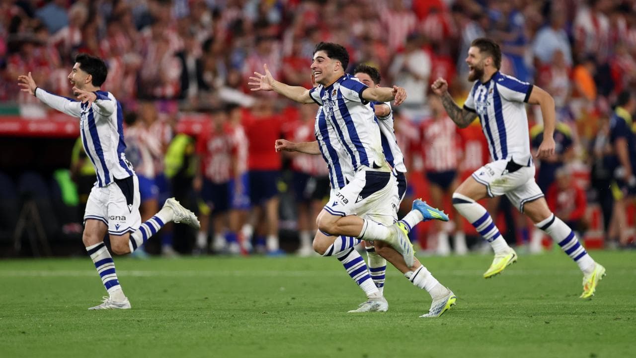 Jugadores de la Real Sociedad celebrando un gol Jugadores de la Real Sociedad celebrando un gol