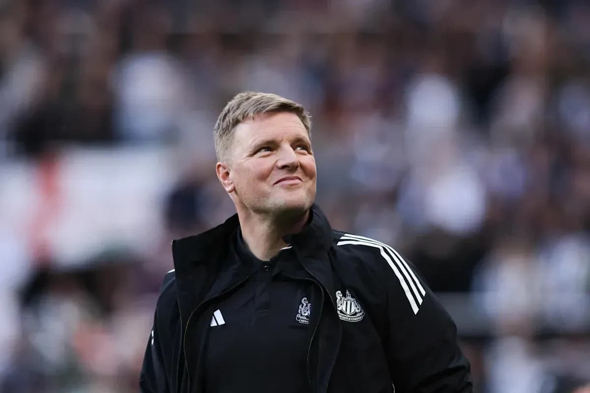 Entrenador de Newcastle United sonriendo en el campo Entrenador de Newcastle United sonriendo en el campo